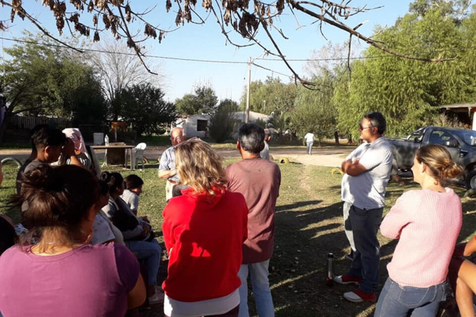 Vecinos de Puente Fierro debaten los pasos a seguir. (Fuente: Facebook Luciano Ferreyra)