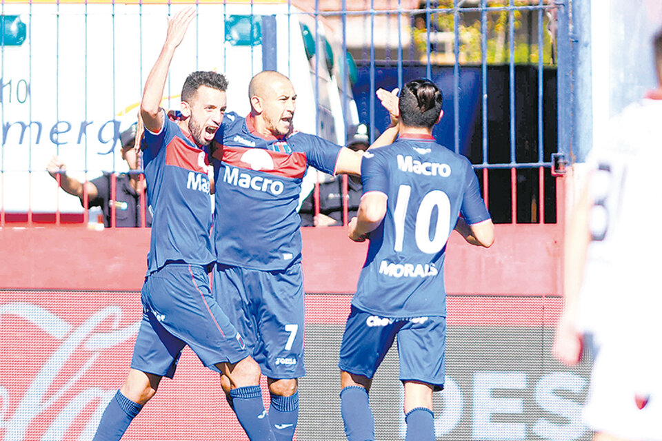 n Brazos en alto para el festejo del gol de la clasificación de Tigre, marcado de penal por Carlos Luna.