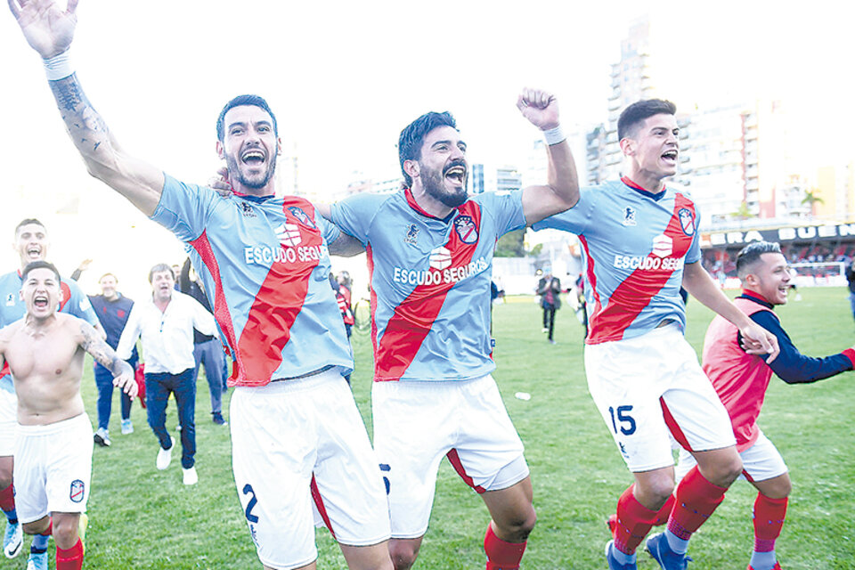 La euforia de los jugadores de Arsenal luego de la sufrida victoria ante Defensores de Belgrano. (Fuente: Télam)