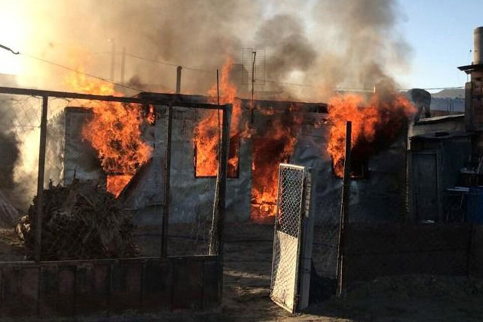 Los vecinos primero quemaron la casa de la familia de quien acusaron por la violación. (Fuente: Gentileza El Chubut)