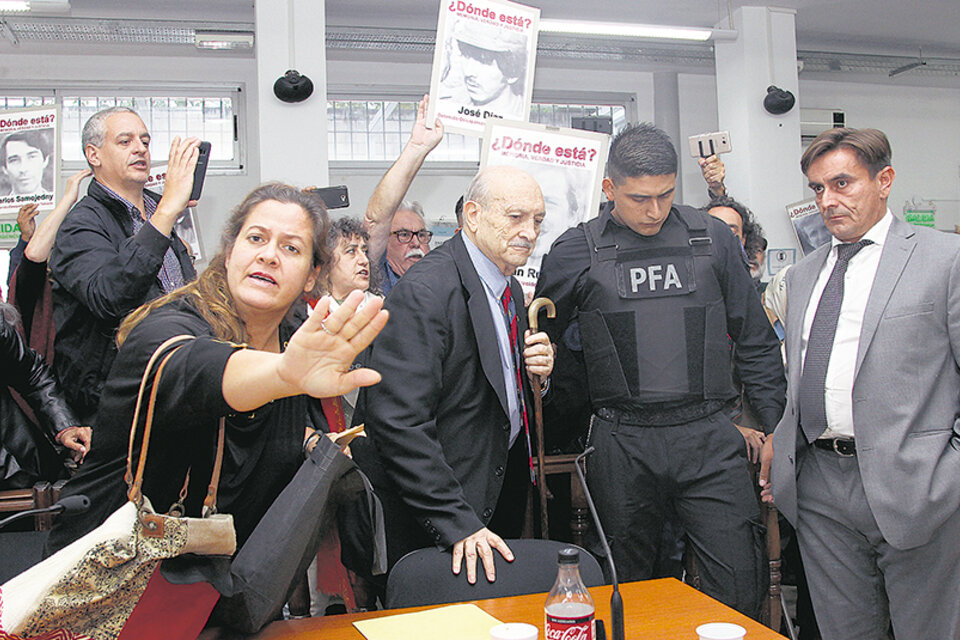 El represor Alfredo Arrillaga es retirado tras escuchar su condena. (Fuente: I Bernardino Avila)