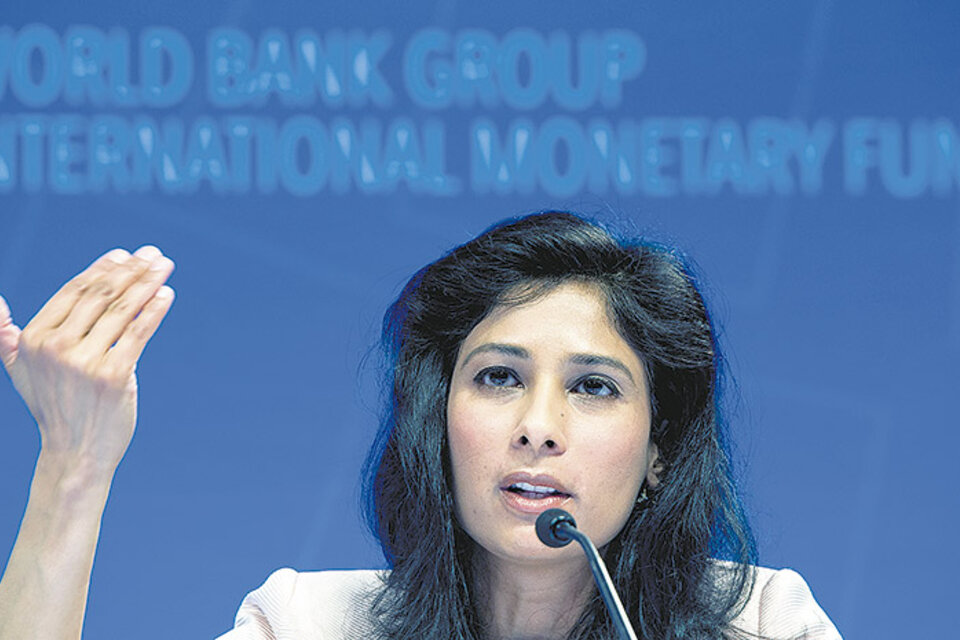 El informe presentado por Gita Gopinath, directora de Investigación del FMI, estimó una caída del PIB del 1,2 por ciento para Argentina. (Fuente: AFP)