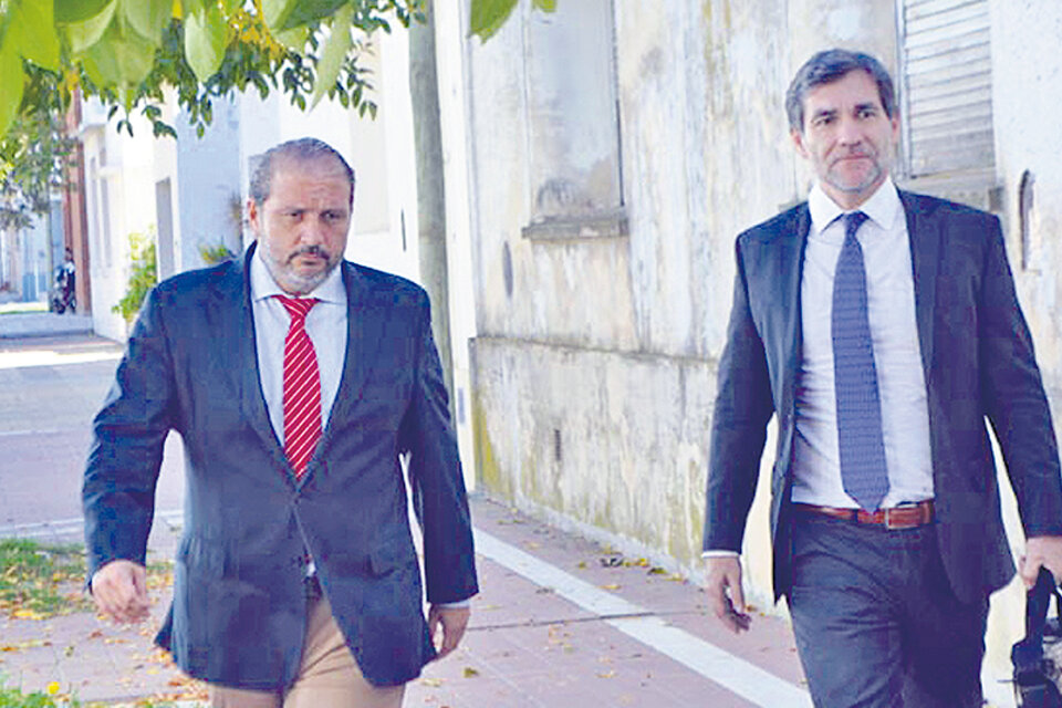 El suspendido fiscal Juan Bidone junto a su abogado a la salida del juzgado de Dolores. (Fuente: diario compromiso)