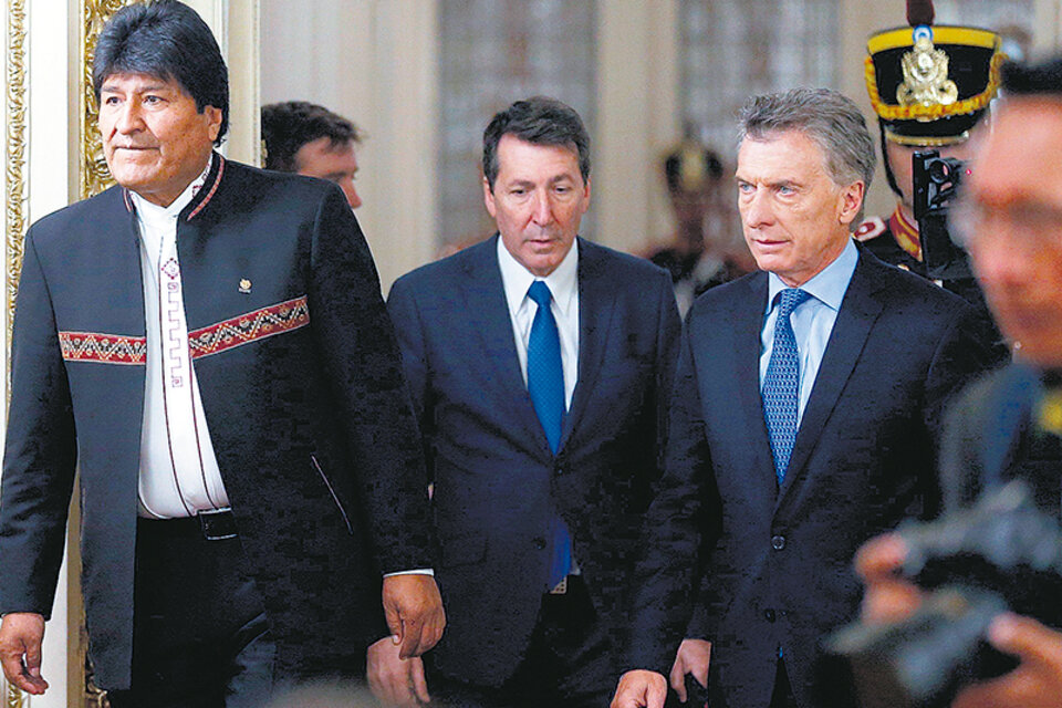 Evo Morales y Mauricio Macri fueron juntos a ver un avión Pampa. (Fuente: EFE)