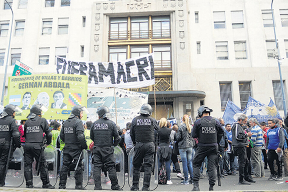 La policía reprimió la protesta contra el ajuste a los planes sociales. (Fuente: Guadalupe Lombardo)