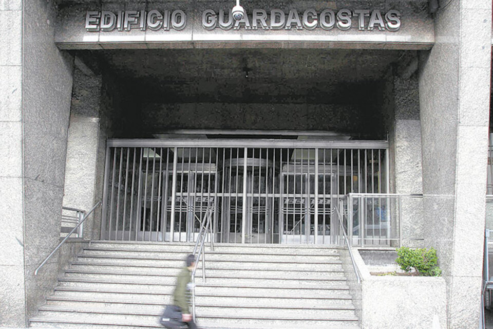 El juez Ramos Padilla allanó la sede de Prefectura en busca de datos que confirmen el rol del prefecto Luffi en los espionajes de D’Alessio. (Fuente: DyN)