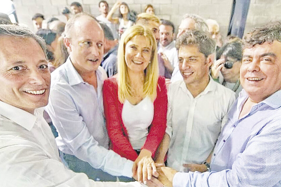 Todos juntos: Fernando Gray, Martín Insaurralde, Verónica Magario, Axel Kicillof y Fernando Espinoza.