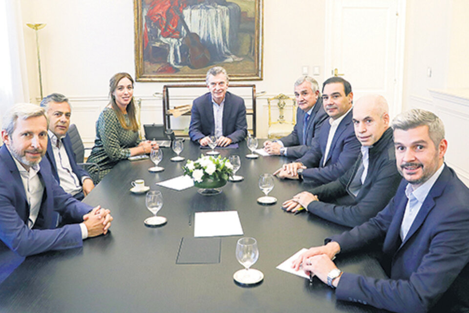 Mauricio Macri y Rogelio Frigerio ayer con los gobernadores de Cambiemos. (Fuente: Télam)