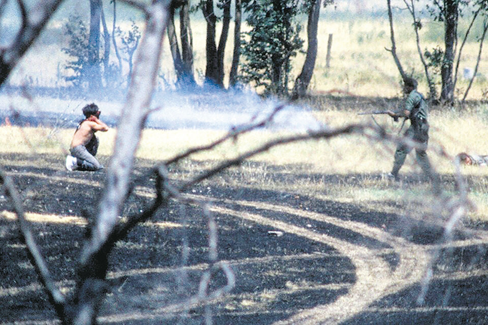 Una de las imágenes tomadas por Longoni durante el operativo del Ejército. (Fuente: Eduardo Longoni)