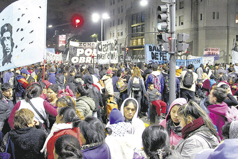 En la marcha participaron la CTEP, Barrios de Pie, la CCC, el FOL y el Frente Darío Santillán. (Fuente: Leandro Teysseire)