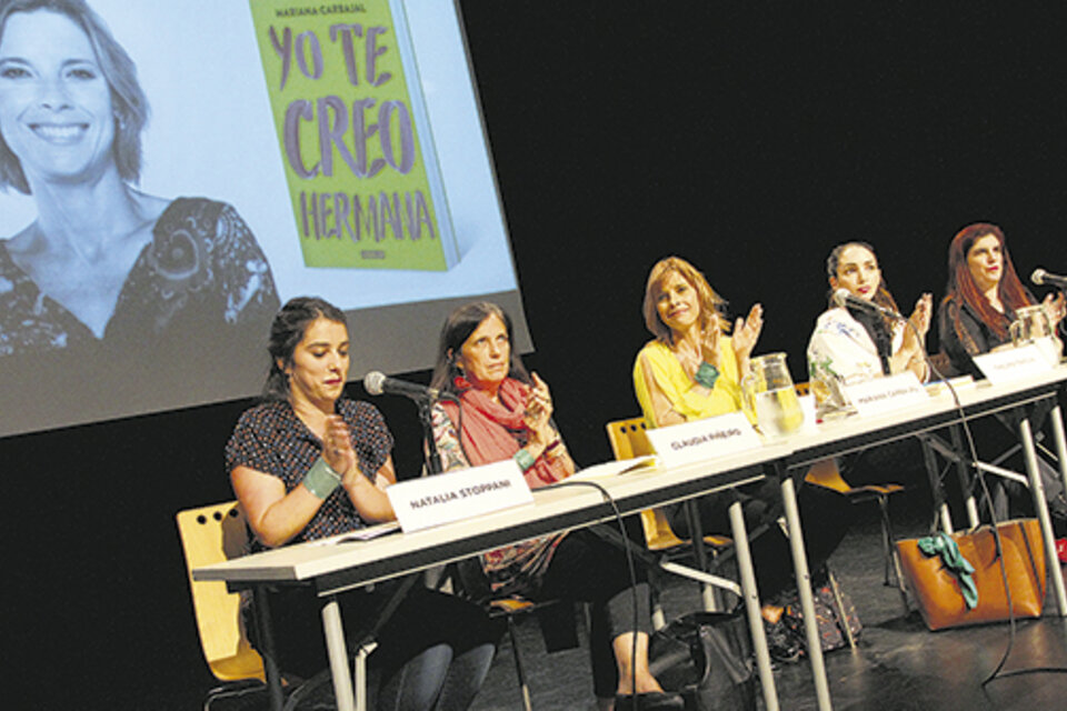 La mesa: Natalia Stoppani, Claudia Piñeiro, Mariana Carbajal, Thelma Fardin y Luciana Peker. (Fuente: Leandro Teysseire)