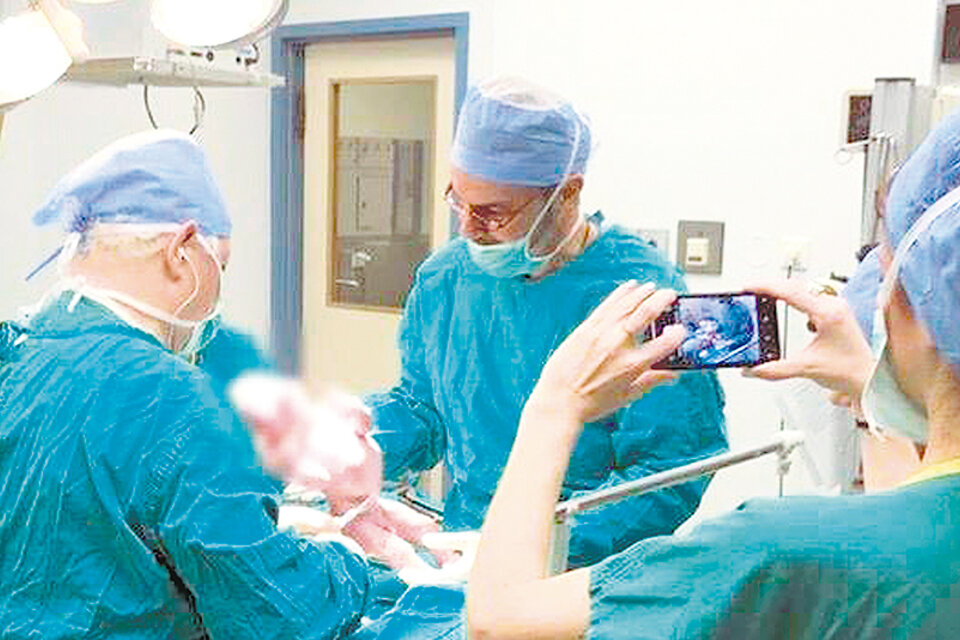 El equipo médico difundió imágenes del nacimiento del bebé griego con tres padres.