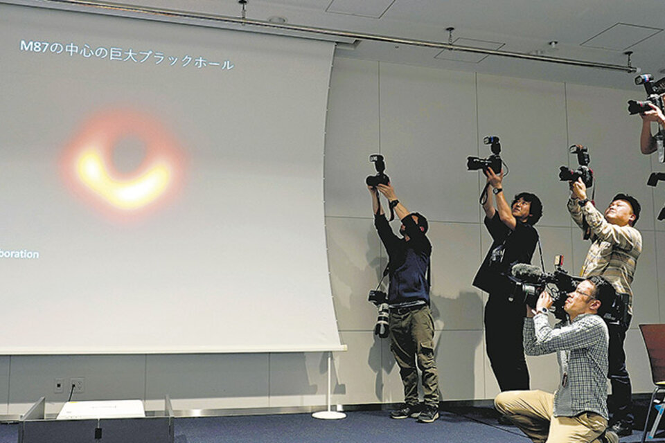 Los fotógrafos toman la imagen del agujero negro en M87. (Fuente: EFE)