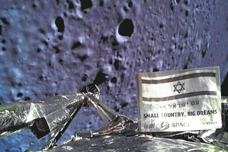 Imagen del momento en que la nave intentaba posarse en la superficie lunar. (Fuente: AFP)