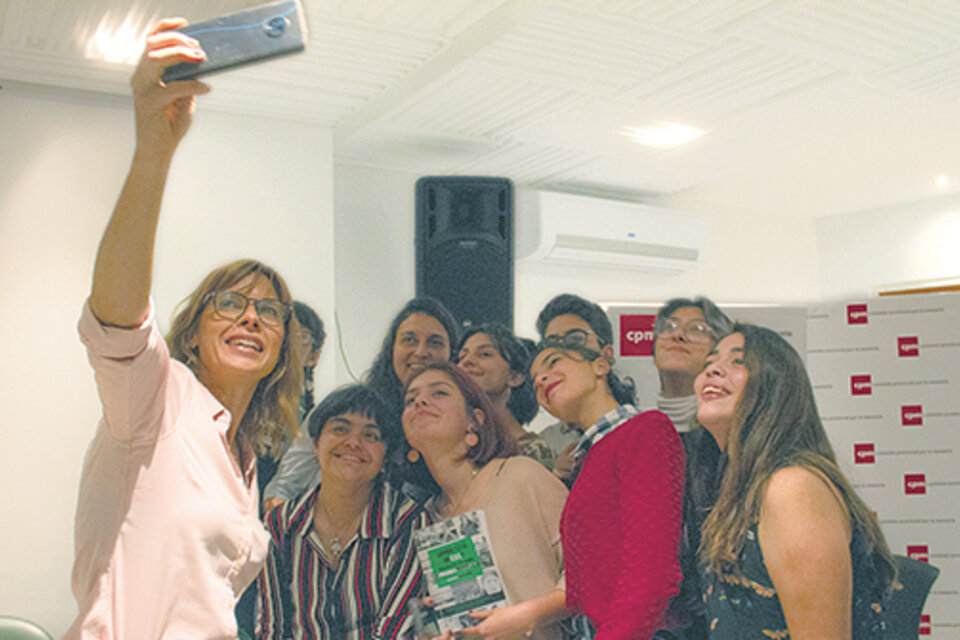 El grupo de estudiantes que hizo el libro, junto a la periodista Mariana Carbajal, que lo prologó.