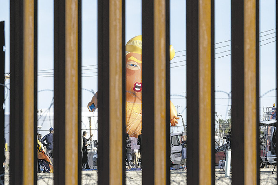 Un globo que se burla de Trump visto desde Mexicali, antes de la visita del mandatario.