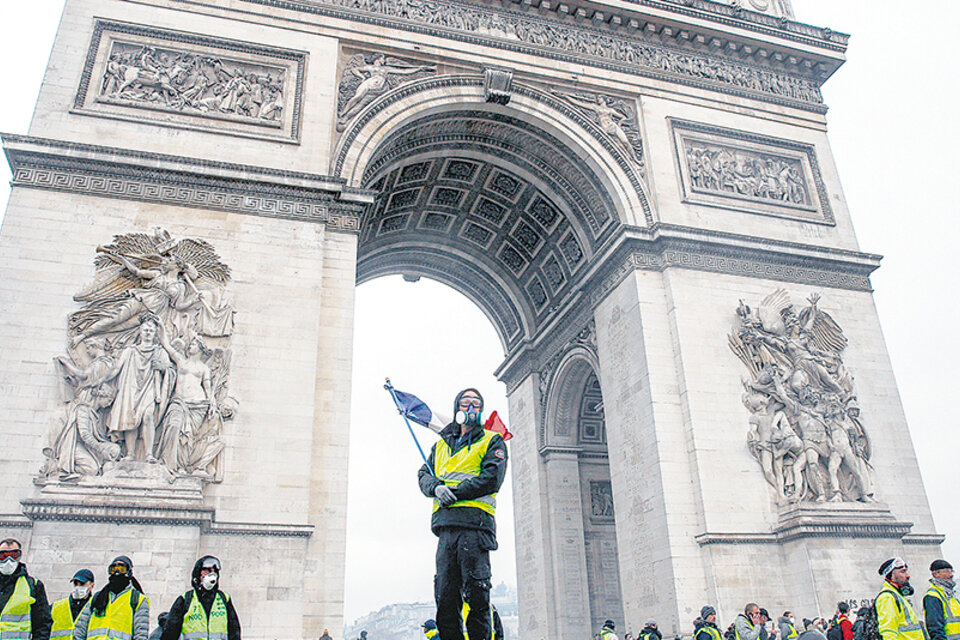 Protesta de chalecos amarillos en el Arco del Triunfo. (Fuente: AFP)