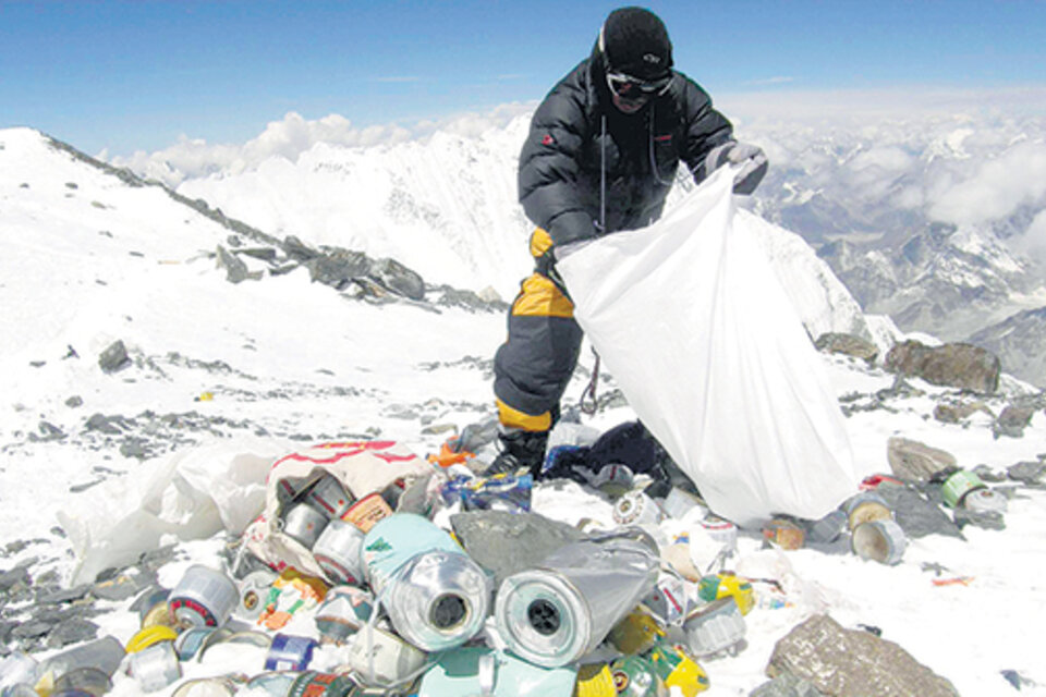 Los escaladores contaminan la montaña con la basura que dejan tirada.