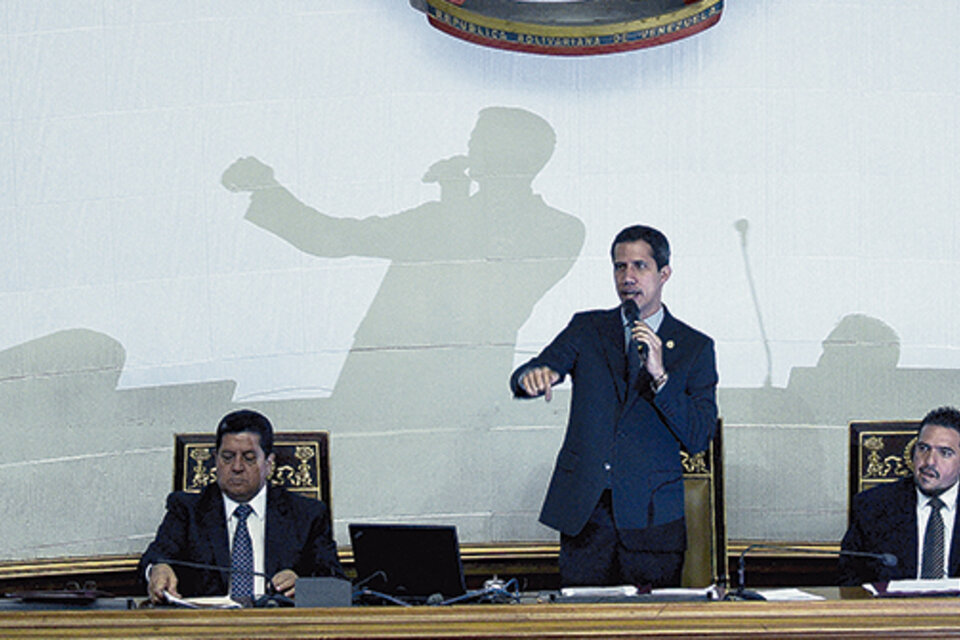 Guaidó habla en la Asamblea Nacional, el martes último, flanqueado por los vicepresidentes del cuerpo. (Fuente: AFP)