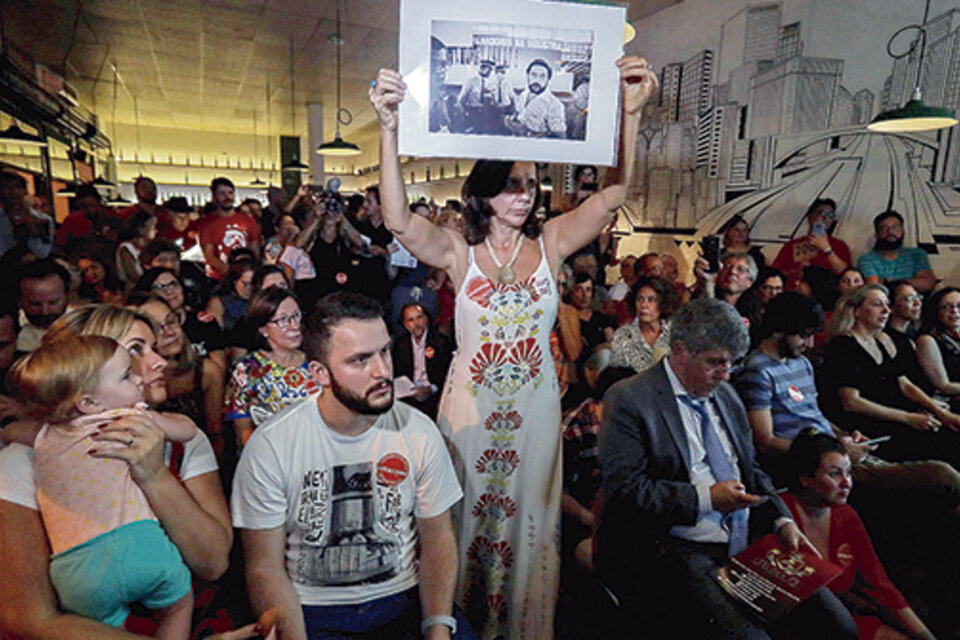 Subasta de fotos históricas de Lula en un acto en San Pablo para pedir la libertad del ex presidente brasileño. (Fuente: EFE)