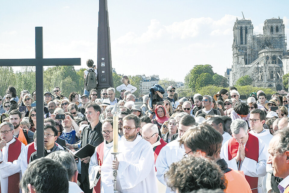 Miles se congregaron cerca de Notre Dame para el Via Crucis. (Fuente: AFP)