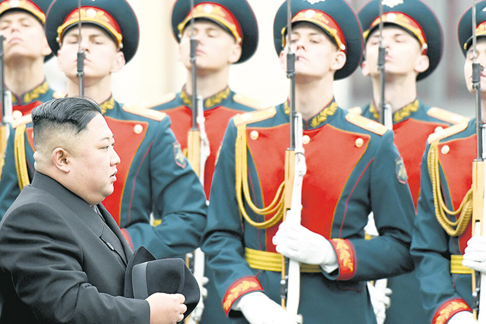 Kim arribó a Vladivostok a bordo de un tren acorazado y fue recibido con honores militares.