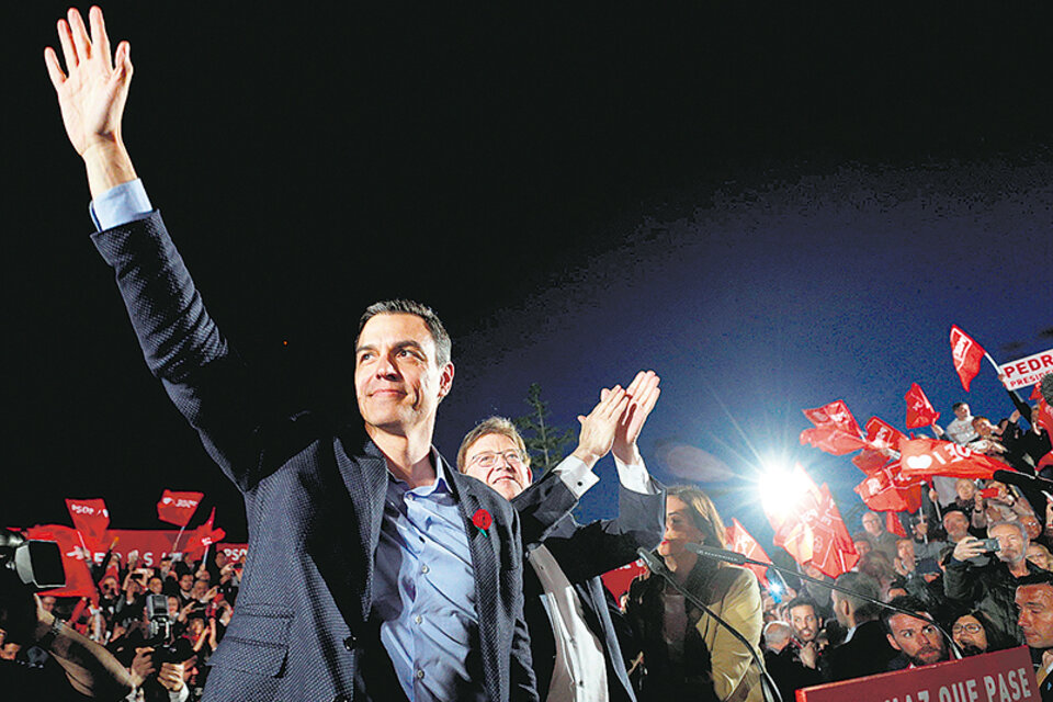 Sánchez saluda a sus seguidores en el cierre de campaña del PSOE en Valencia. (Fuente: EFE)