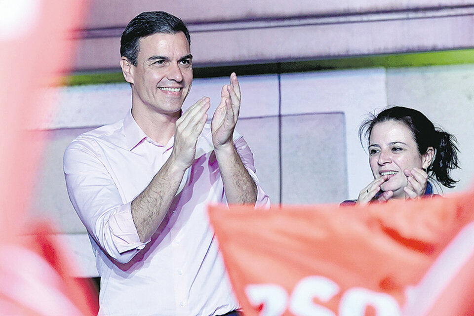 Sánchez fue interrumpido por la militancia al grito de “con Rivera, no; con Rivera, no”, en alusión a un pacto con Ciudadanos. (Fuente: AFP)