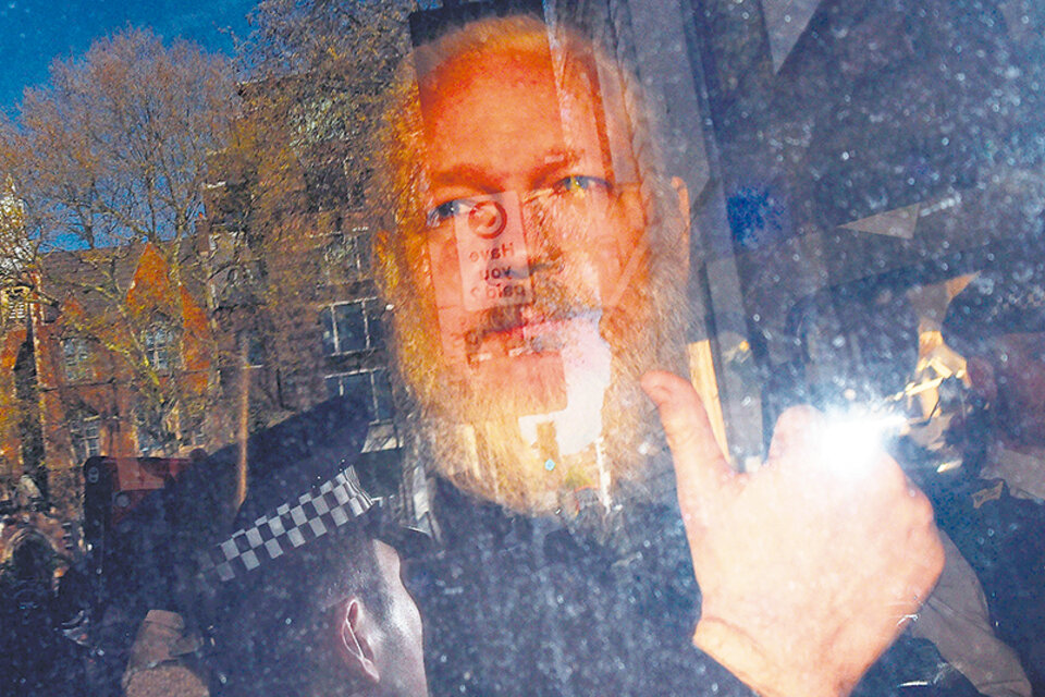 Assange fue detenido por la policía británica después de que Ecuador le quitara el asilo diplomático. (Fuente: AFP)