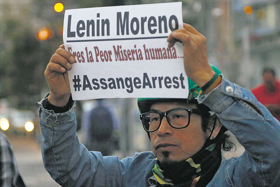 Un manifestante protesta contra la detención de Assange frente a la cancillería de Quito.