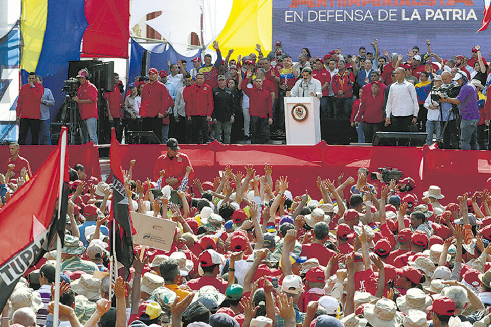 Maduro arenga a sus seguidores en un acto frente al Palacio de Miraflores. (Fuente: EFE)