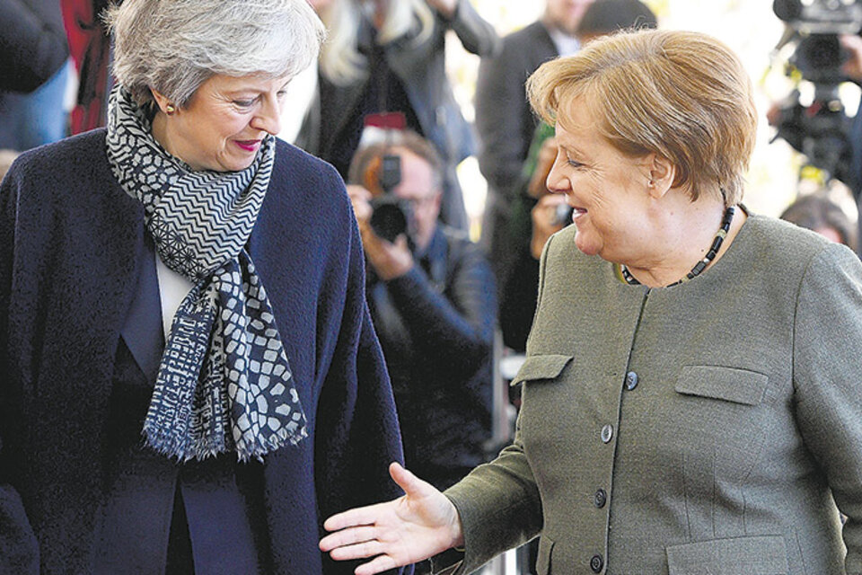 En busca de apoyo a su pedido de prórroga, May se reunió con Merkel ayer en Berlín. (Fuente: EFE)