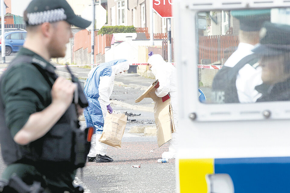 Forenses procesan la escena del crimen de Lyra Mckee (detalle) en Derry.