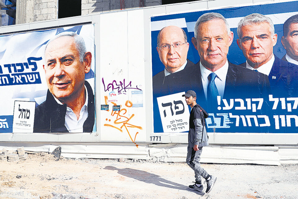 Los afiches muestran al premier candidato Netanyahu y a su rival principal, el general Gantz. (Fuente: AFP)