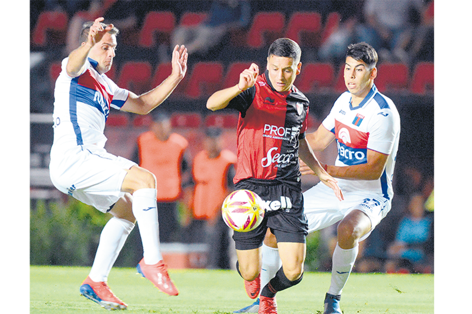 Colón llega tres goles arriba a la revancha con Deportivo Municipal. (Fuente: Télam)