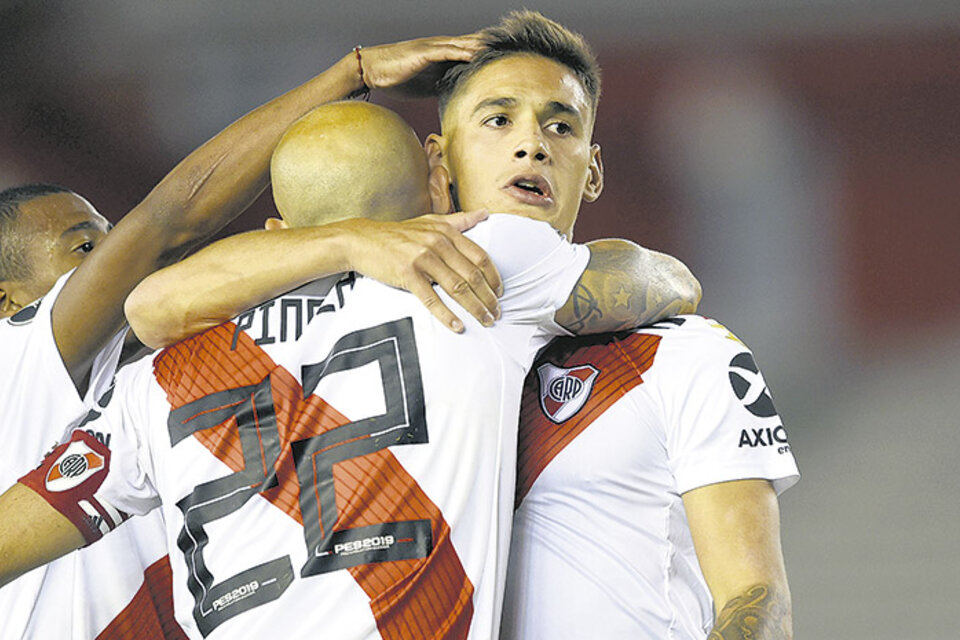 Pinola abraza a Martínez Quarta, autor del segundo gol. Ganó River en un Monumental vacío. (Fuente: Fotobaires)