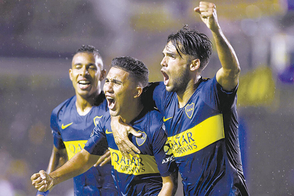 Un grupo feliz. Mas y Villa se abrazan a Reynoso, que marcó de cabeza el primer gol de la noche.
