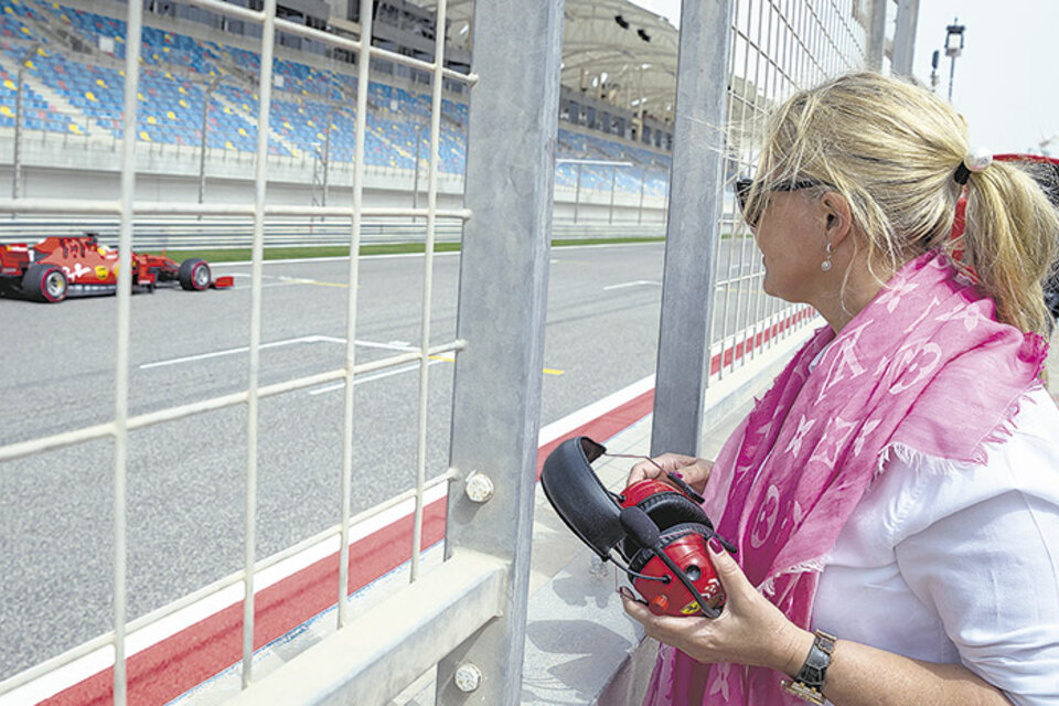 Corina Schumacher, mamá de Mick y esposa de Michael, mira a su hijo en la pista de Bahréin. (Fuente: AFP)