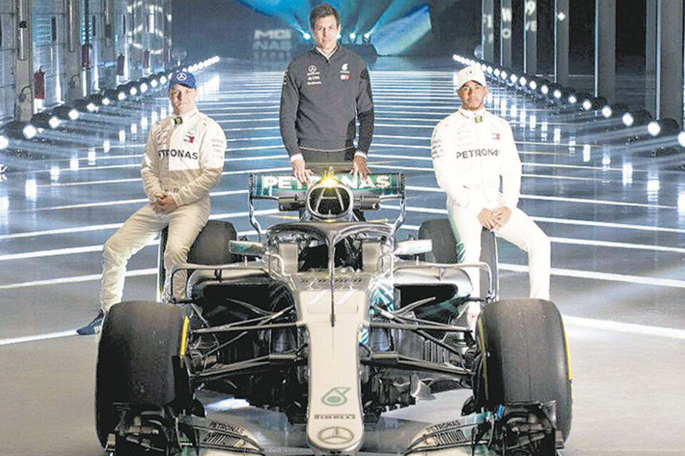Hamilton y Bottas, pilotos de Mercedes y punteros del campeonato.