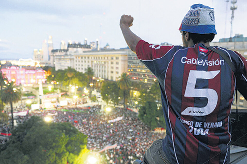 En marzo de 2012, cien mil hinchas de San Lorenzo reclamaron en Plaza de Mayo la Ley de Restitución Histórica.