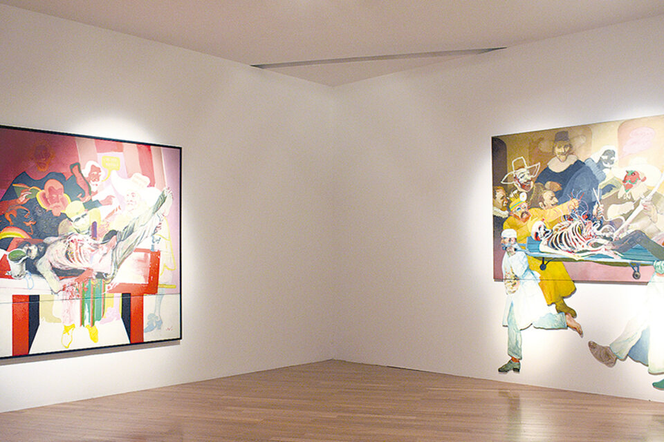 Dos de las obras de Carlos Alonso en el MNBA. Abajo, una imagen de archivo de la Feria arteBA.