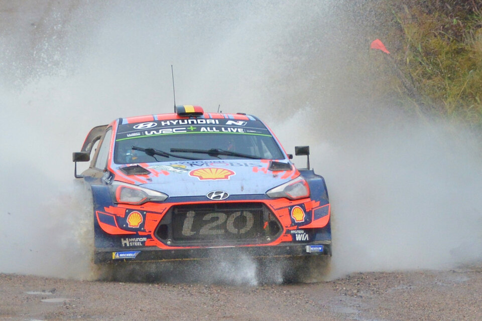 Neuville (Hyundai), continúa liderando el Rally de la Argentina. Tänak, lo persigue. (Fuente: Juan Biaggini/Gentileza Prensa ACA)