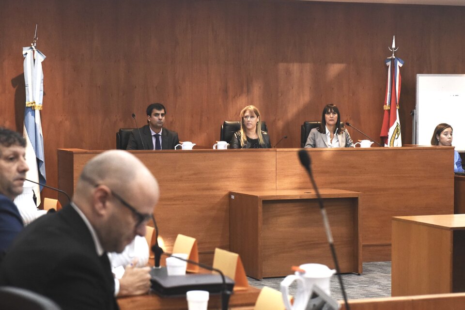 El tribunal que dirige el juicio: Álvaro Campos, Griselda Strólogo y Mariel Minetti. (Fuente: Sebastián Granata)