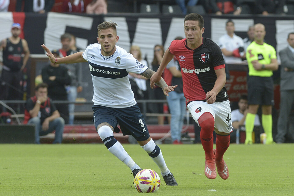 Piovi, autor de uno de los goles de Gimnasia, en mano a mano con Francisco González. (Fuente: Sebastián Granata)