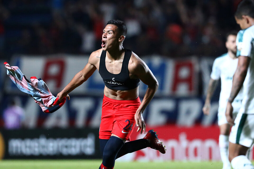 Andrés Herrera grita su gol, el del triunfo de San Lorenzo. (Fuente: Fotobaires)