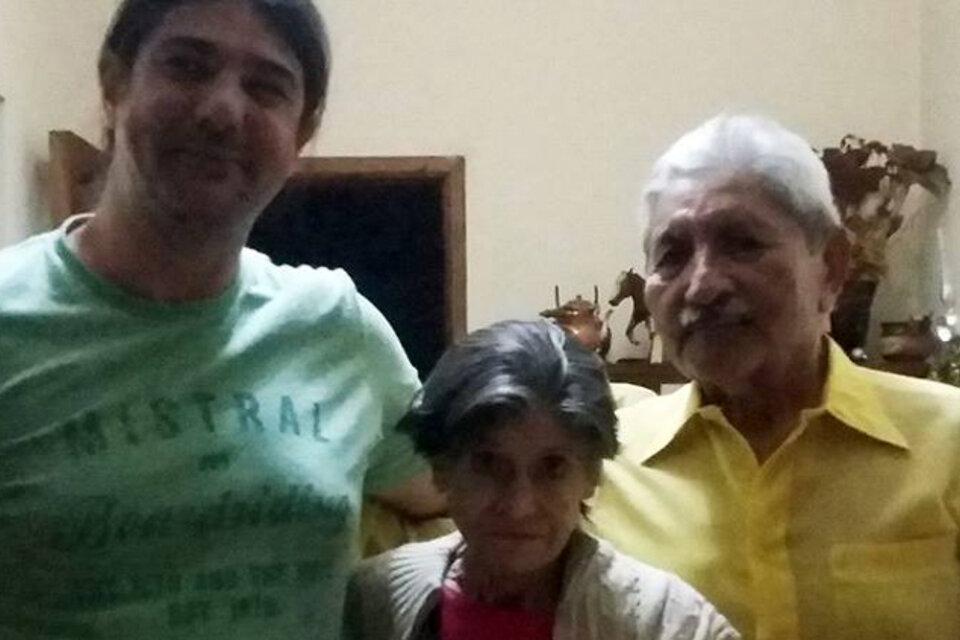 Eliana Saavedra de Hueravilo con su marido y su nieto recuperado. (Fuente: Facebook Familiares La Plata)