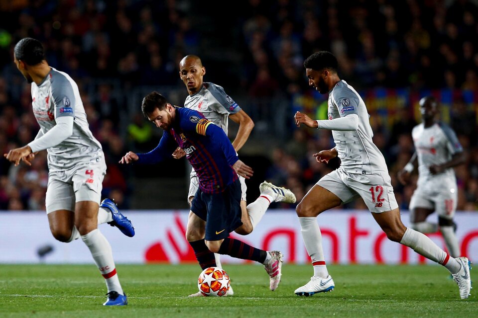 Messi avanza rodeado por jugadores del Liverpool: hizo dos goles y acercó al Barça a la final de Madrid. (Fuente: EFE)