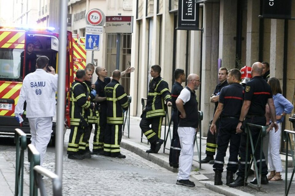 Los bomberos, en el lugar de la explosión. (Fuente: EFE)