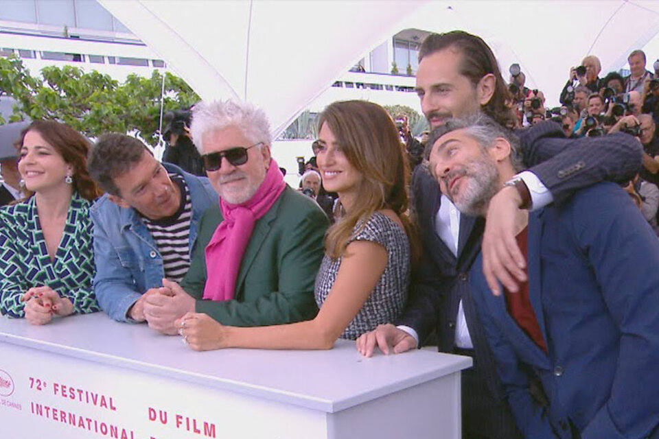 Banderas, Almodóvar, Penélope Cruz y Leonardo Sbaraglia con la prensa en Cannes.