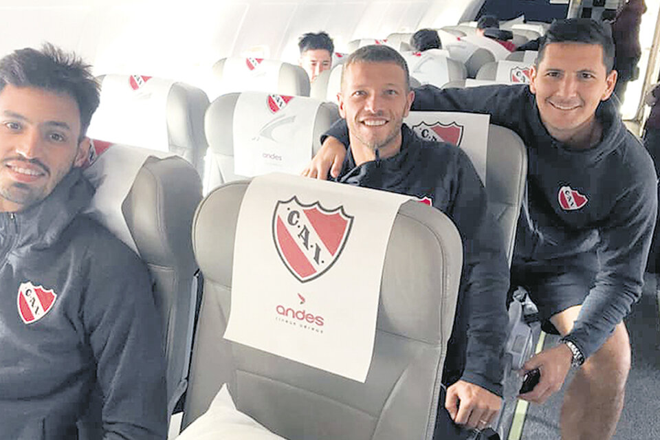 Los jugadores de Independiente arriba del avión en la tarde de ayer. (Fuente: Prensa Independiente)